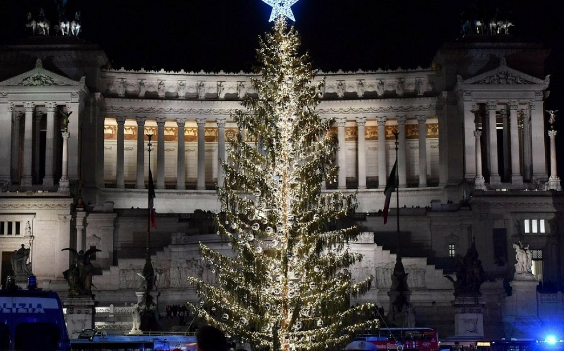 Addobbi Natalizi Roma.Albero Di Natale Roma E Arrivato Spelacchio Ed Il Web Si Scatena