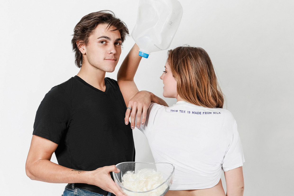 Moda, una startup americana produce magliette utilizzando gli scarti del latte