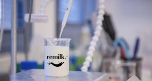 latte sintetico da laboratorio senza mucche