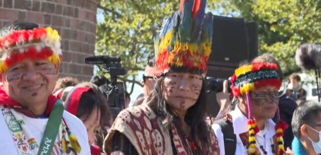 Fridays For Future, in piazza a New York anche i capi indigeni contro i giganti del mondo