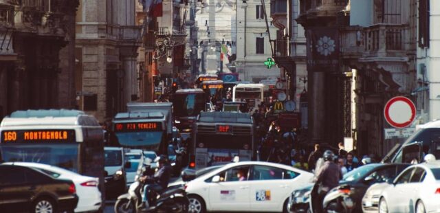 mobilità in italia, troppe auto poche bici